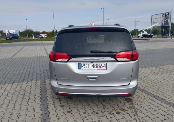 Chrysler Pacifica cena 99999 przebieg: 79900, rok produkcji 2017 z Krzeszowice małe 352